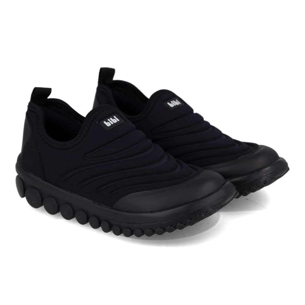 Par de tênis Bibi Roller 2.0 infantil preto mostrando solado antiderrapante e design slip-on.